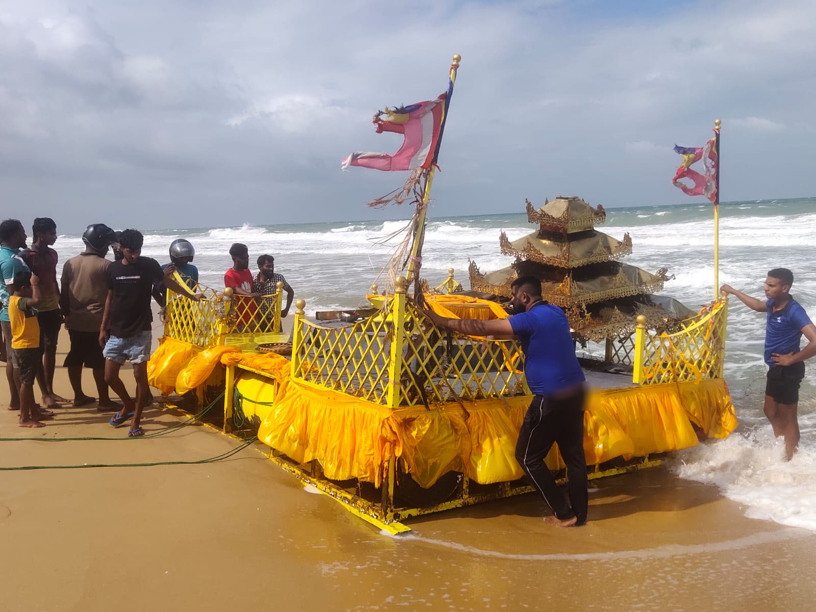 வடமராட்சி கிழக்கில் கரையொதுங்கிய விசித்திரமான கப்பல் போன்ற இரதம்!