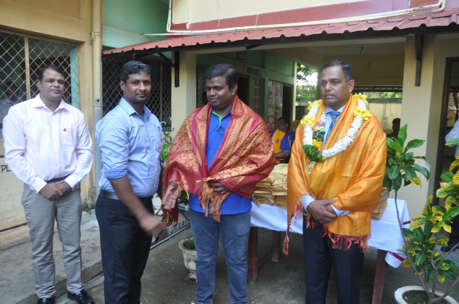 யாழ்.புனித சாள்ஸ் வித்தி. மாணவர்களுக்கு லயன்ஸ் கழகத்தால் பாடசாலை உபகரணம்!