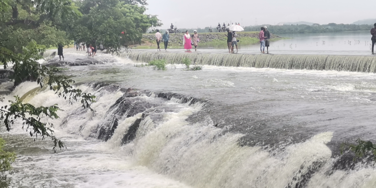 வவுனியாவில் 64 குளங்கள் உடைப்பெடுப்பு : அனர்த்த முகாமைத்துவ நிலையம் எச்சரிக்கை!