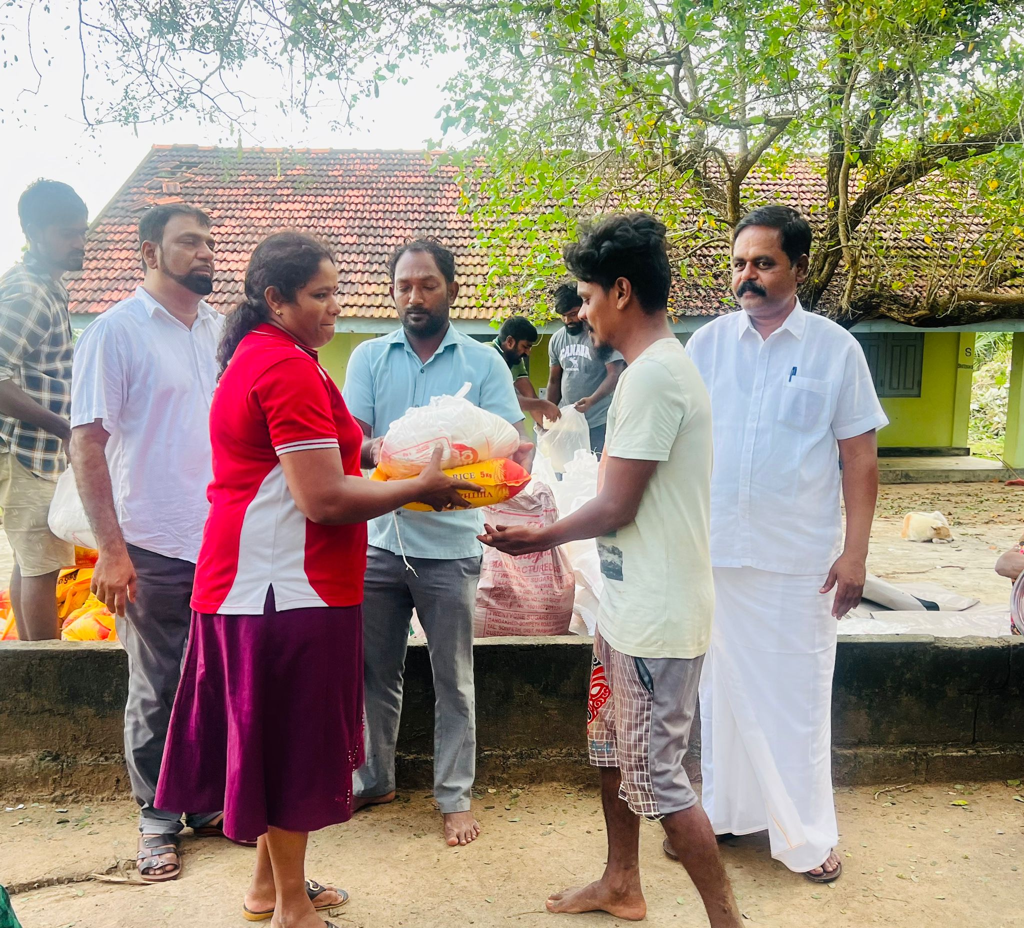 வெள்ளம் பாதித்த கிளிநொச்சி மக்களுக்கு இலங்கை முன்னாள் வர்த்தகர்கள் உதவி! சிறிதரன் எம்.பியின் கோரிக்கைக்கிணங்க