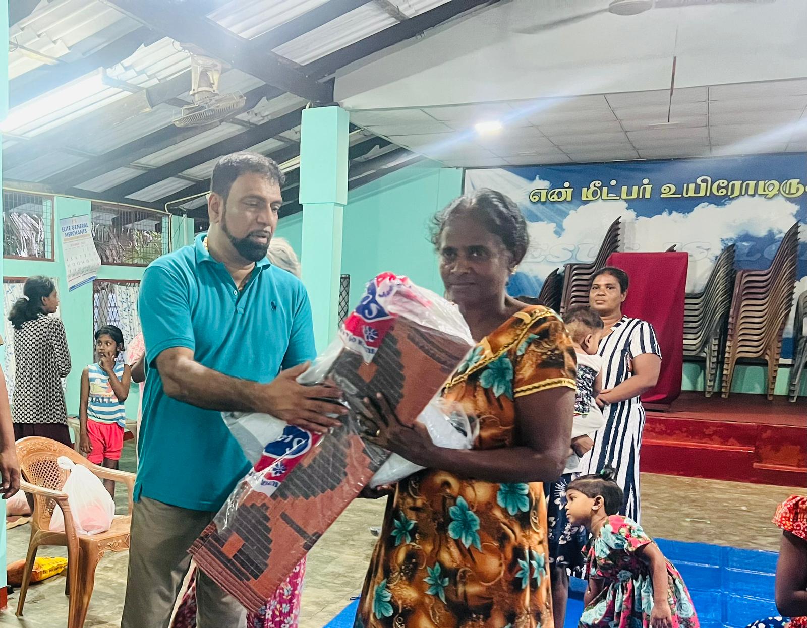 வெள்ளம் பாதித்த மக்களுக்கு அத்தியாவசிய பொருளுதவிகள்! நாவற்குழி பிரதேசத்தில்