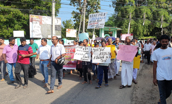 யாழ்ப்பாணம் – உடுப்பிட்டியில் மக்களின் எதிர்ப்பையும் மீறி திறக்கப்பட்டுள்ள மதுபானசாலைக்கு எதிராக ஆர்ப்பாட்டம்