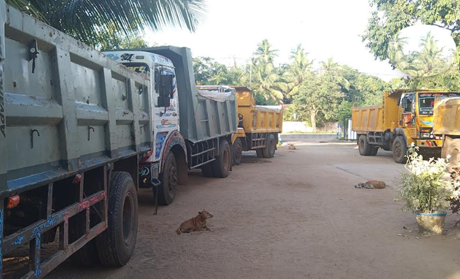 5 டிப்பர் வாகனங்களும் சாரதிகளும் மணல் ஏற்றிய குற்றச்சாட்டில் கைது!