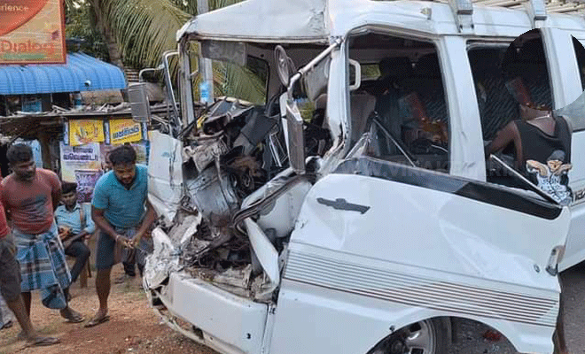அவிசாவளையிலிருந்து திருகோணமலைக்கு சுற்றுலா சென்ற வேன் விபத்து : 8 பேர் படுகாயம்