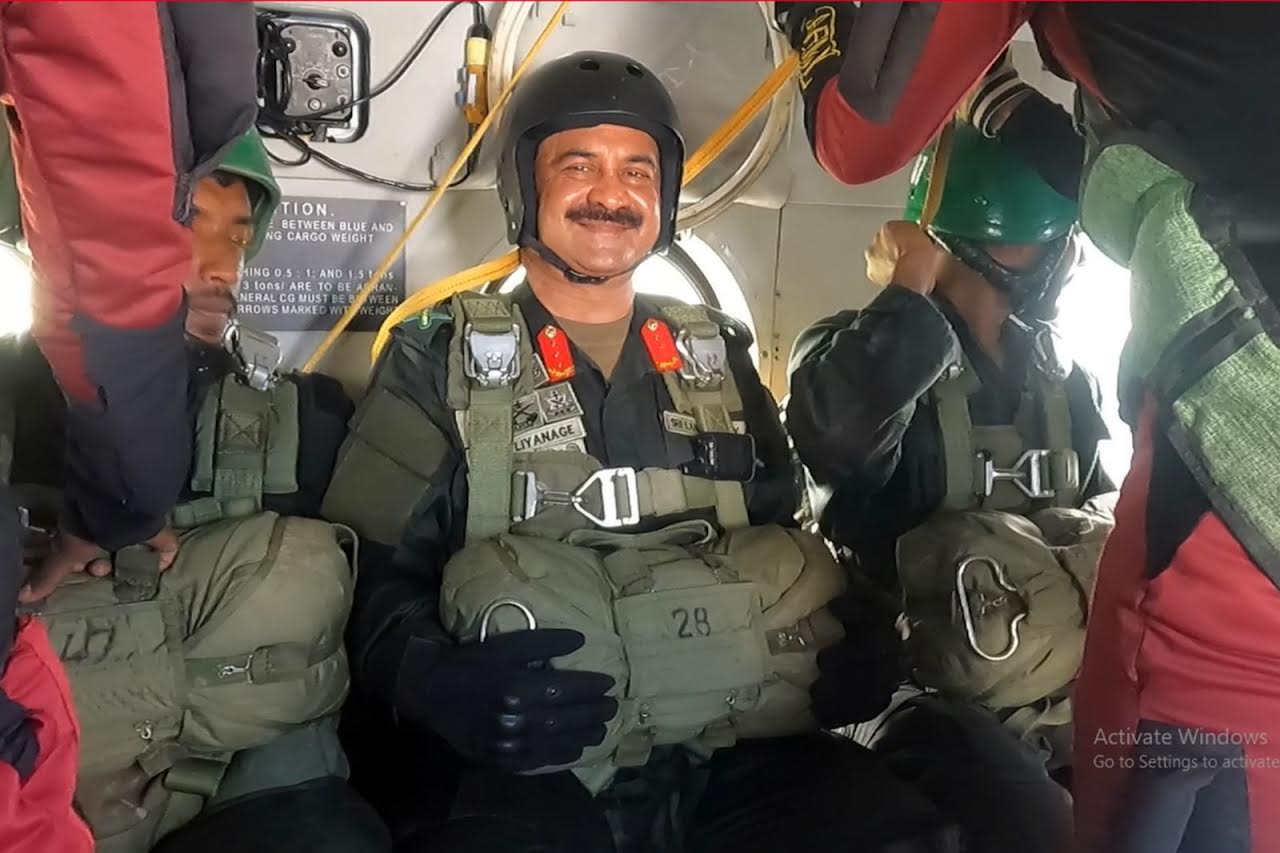 இராணுவத் தளபதி பரசூட் வீரராக தகுதி