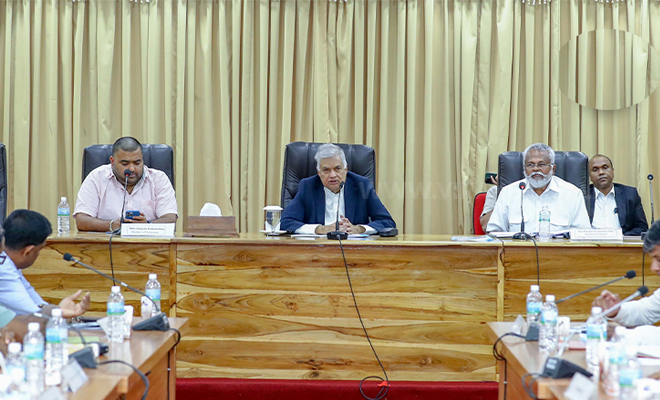 உண்மையான நல்லிணக்கம் என்றால் எமது உறவுகளை விடுதலை செய்க! குரலற்றவர்களின் குரல் அமைப்பு ஜனாதிபதியிடம் கோரிக்கை  ஜனாதிபதி ரணில் விக்கிரமசிங்கவின் வடக்கு விஜயத்திற்கு சமாந்தரமாக சிறையில் தடுத்துவைக்கப்பட்டுள்ள தமிழ் அரசியல் கைதிகளின் விடுதலைக்கான கையெழுத்து வேட்டையை, குரலற்றவர்களின் குரல் அமைப்பு முன்னெடுத்திருந்தது.    அந்தவகையில், மிகநீண்ட காலங்களாக சிறையில் தடுத்துவைக்கப்பட்டுள்ள கைதிகளையும், எதிர்வரும் சுதந்திர தினத்திற்கு முன்னதாக விடுதலைசெய்ய வேண்டும் என்கின்ற கோரிக்கையை முன்னிறுத்தி மதத் தலைவர்கள், சிவில் சமூக செயற்பாட்டாளர்கள், பொது அமைப்புகளின் பிரதிநிதிகள் என பலதரப்பட்டவர்களிடம் இருந்தும் திரட்டப்பட்ட கையெழுத்துக்கள் அடங்கிய குறித்த மகஜர், யாழ். மாவட்ட செயலகத்தில் வைத்து ஜனாதிபதியிடம் கையளிக்கபட்டுள்ளது.  அதன்போது ஜனாதிபதியிடத்தில், ‘சமூகங்களுக்கிடையில் உண்மையான நல்லிணக்கம் மலர வேண்டுமானால், சிறையில் வாடும் எமது 12 தமிழ் அரசியல் கைதிகளையும் எதிர்வரும் சுதந்திர தினத்திற்கு முன்னர் விடுதலைசெய்ய வேண்டும்’ எனத் தெரிவித்த, குரலற்றவர்களின் குரல் அமைப்பினுடைய ஒருங்கிணைப்பாளர் மு.கோமகன்,  அதற்கான கையெழுத்து மகஜரையும் ஜனாதிபதியிடத்தில் கையளித்துள்ளார்.  அதேநேரம்,  ‘மிக நீண்ட காலமாக சிறையில் இருக்கும் தமிழ் அரசியல் கைதிகளை விடுதலை செய்யுங்கள்’ எனும் தலைமையில் உள்ள குறித்த மகஜரில் –  இந்த நாட்டின் ஜனாதிபதி என்ற வகையில், இந்த அழகிய சிறிய தீவில் வாழும் இனங்களுக்கிடையில் நீண்டகாலமாக நிலவும் அரசியல் முரண்பாடுகளை முடிவுக்கு கொண்டுவர, அரசாங்கத்தையும் சம்பந்தப்பட்ட தரப்பினரையும் ஒரு நியாயமான மற்றும் நிலையான சமாதானத்தை நோக்கி நகர்த்தும் வேலைத் திட்டத்தை நீங்கள் உருவாக்க வேண்டும்.  மூன்றரை தசாப்த கால யுத்தம் முடிவடைந்து 15 வருடங்கள் கடந்துள்ள போதிலும், தமிழ்-சிங்கள இனங்களுக்கிடையில் இடம்பெற்றுவரும் இனமுறுகல் மற்றும் முரண்பாடு காரணமாக பரஸ்பர புரிந்துணர்வும் நம்பிக்கையும் இன்னும் துளிர்விடவில்லை. தற்போதுள்ள இனப்பிரச்சினைக்கு நிரந்தர அரசியல் தீர்வு எட்டப்படும் வரை இந்த நாட்டில் இன முரண்பாடுகளும் அவநம்பிக்கையும் தவிர்க்க முடியாதனவாகவே இருக்கும்.  இந்த நாட்டில் நீண்டகாலமாக இனம் என்ற வகையில் தமிழ் மக்கள் எதிர்நோக்கும் இன, அரசியல் பிரச்சினைகளுக்கு நீதியான நிரந்தர அரசியல் தீர்வைப் பெற்றுக் கொடுப்பது அவசியமானதுடன், போராலும் மற்றும் இன்றும் போரின் விளைவுகளாலும் பாதிக்கப்பட்ட, பாதிக்கப்பட்டுள்ள தமிழ் மக்களுக்கு நிரந்தர நீதியைப் பெற்றுக் கொடுப்பதுவும் அவசியமாகும். சமூகக் கண்ணோட்டம் கொண்ட மனித நேயமுள்ள சிவில் அமைப்புகளாக நாம் இதன் மூலம் மட்டுமே இலங்கைத் தீவில் உண்மையான, நிலையான, நியாயமான அமைதியை அடைய முடியும் என்று நம்புகிறோம்.  இவ்வகையில் நீண்டகாலமாகத் தடுத்து வைக்கப்பட்டுள்ள தமிழ் அரசியல் கைதிகளின் விடுதலை தமிழ் மக்கள் மத்தியில் தீர்க்கப்பட வேண்டிய முக்கிய பிரச்சினைகளில் ஒன்றாக உள்ளது. தற்போதுள்ள இனப் பதற்றத்தைத் தீர்ப்பதற்கான நல்லெண்ண முயற்சியாக தமிழ் அரசியல் கைதிகளின் விடுதலையை நீங்கள் ஏற்கனவே ஆரம்பித்திருந்தீர்கள். ஆனால், தற்போது அவ்வேலைத் திட்டம் தேக்கமடைந்துள்ளது. தமிழ் அரசியல் கைதிகளை விடுவிக்கும் நடவடிக்கை தொடர்வது நல்லிணக்க முயற்சியாக தமிழ் மக்களுக்கு தங்கள் மீது வலுவான நம்பிக்கையை ஏற்படுத்த உதவும்.  வரலாறு முழுவதும், அரசியல் கைதிகள் அல்லது போர்க் கைதிகளின் விடுதலை அல்லது பரிமாற்றம் என்பது பிளவுபட்ட அல்லது போரில் இருக்கும் இரு தரப்பினரிடையே பரஸ்பர புரிந்துணர்வை ஊக்குவிக்கும் செயலாக இருந்து வருகின்றது.  நீக்கப்பட வேண்டியதும் சர்வதேச ரீதியில் நாட்டிற்கு அவமானத்தைத் தருவதுமான பயங்கரவாதத் தடைச் சட்டத்தின் காரணமாக நீண்டகாலமாக (15 முதல் 28 ஆண்டுகள் வரை) சிறையில் வாடும் 12 தமிழ் அரசியல் கைதிகள் மற்றும் அதே சட்டத்தின் காரணமாக  14 ஆண்டுகள் விளக்கமறியலில் வைக்கப்பட்டு மேல் நீதிமன்றத்தில் (வழ.இல.எச்.சிஃ3861ஃ2007) வழக்கை எதிர்கொண்டு ’15 ஆண்டுகளுக்கு ஒத்திவைக்கப்பட்ட இரண்டு ஆண்டுகள் சிறைத்தண்டனை மற்றும் ரூபா 25000 அபராதம்’  என தீர்ப்பளிக்கப்பட்டு விடுவிக்கப்பட்ட பின் சட்டமா அதிபரின் மேன்முறையீட்டுக்கு அமைய மேன்முறையீட்டு நீதி மன்றத்தால் மரண தண்டனை விதிக்கப்பட்டுள்ள  இரண்டு பிள்ளைகளின் தாயான திருமதி செ.சத்தியலீலா ஆகியோரையும் எதிர்வரும் சுதந்திர தினத்திற்கு முன்னர் விடுவித்து அவர்களது உறவினர்களுடன் சாதாரண வாழ்க்கை வாழ அனுமதிக்க வேண்டும் என கேட்டுக் கொள்கின்றோம்.  நீண்ட கால சிறைவாசம் காரணமாக இந்தத் தமிழ் அரசியல் கைதிகள் முதியவர்கள், நோயாளிகள், சிறையில் இளமையை இழந்தவர்கள் என உடல் ரீதியாகவும் மன ரீதியாகவும் பாதிக்கப்பட்டு, தினம் தினம் விடியலை எதிர்பார்த்து நடை பிணங்களாக சிறையில் வாடுகின்றனர்.  மனிதாபிமான அடிப்படையிலும் மற்றும் இனங்களுக்கிடையிலான நல்லுறவைக் கட்டியெழுப்புவதை நோக்கமாகக் கொண்டும் திருமதி சத்தியலீலா உட்பட, எஞ்சிய 12 தமிழ் அரசியல் கைதிகளையும்  அனைத்து வழக்குகளில் இருந்தும் குற்றச்சாட்டுகளை விலக்குவதன் மூலமும் அல்லது தண்டனைகளில் இருந்து பொது மன்னிப்பு வழங்குவதன் மூலமும் எந்தவித பாகுபாடும் இன்றி உடனடியாக விடுதலை செய்யுமாறு, துன்பப்படும் எமது மக்கள் சார்பாக கேட்டுக்கொள்கிறோம். – என்றுள்ளது