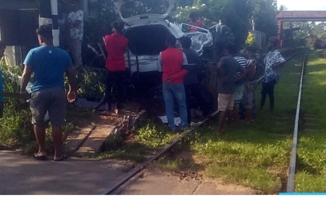 கட்டுநாயக்கசென்ற ரயிலால் கார் மோதி நால்வர் காயம்!