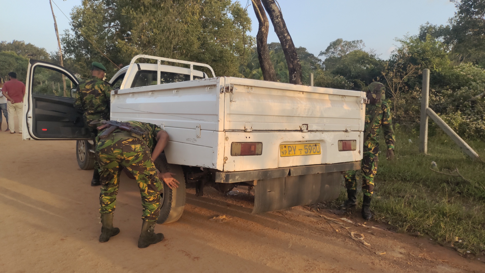 கிளிநொச்சியில் கஞ்சா கடத்தல் : 4 கிலோ கஞ்சாவுடன் ஒருவர் கைது, இருவர் தப்பியோட்டம்
