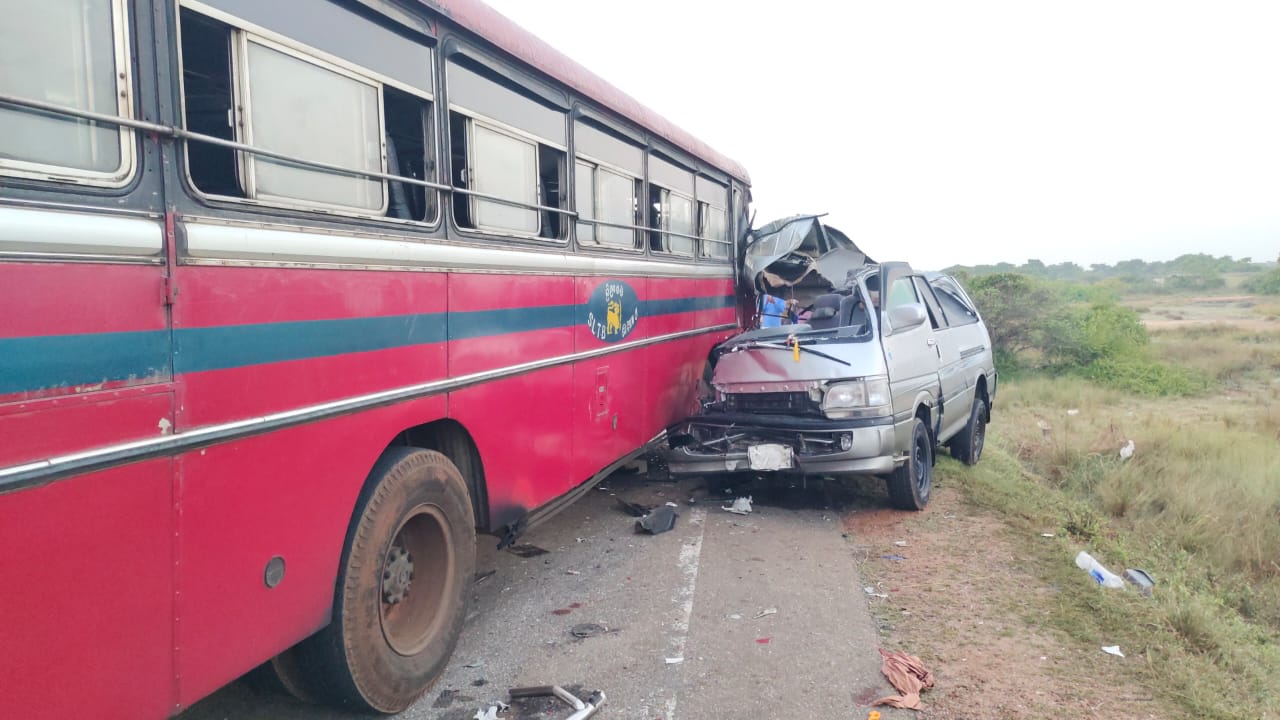 கிளிநொச்சியில் பஸ் – வான் விபத்து ஒருவர் பலி ; 9 பேர் படுகாயமடைவு!