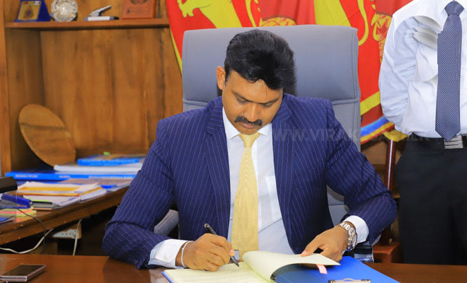 கிழக்கு மாகாண வளர்ச்சி மேம்பாட்டுக்காக ரூ.48 ஆயிரத்து 223 மில்லியன் நிதி ஒதுக்கீடு ஆவணத்தில் கைச்சாத்திட்டார் கிழக்கு ஆளுநர்