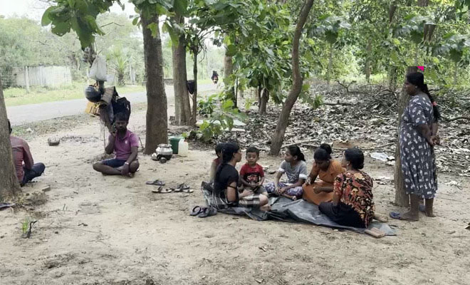 கேப்பாபிலவில் தீர்வுகளின்றி 5 ஆவது நாளாக தொடரும் இரு குடும்பங்களின் போராட்டம்!