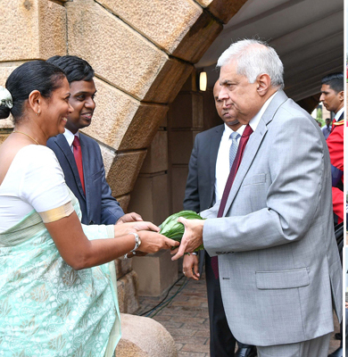 ஜனாதிபதி ரணில் தனது பணியாளர்களுடன் புத்தாண்டில் கடமைகளை ஆரம்பித்துள்ளார்