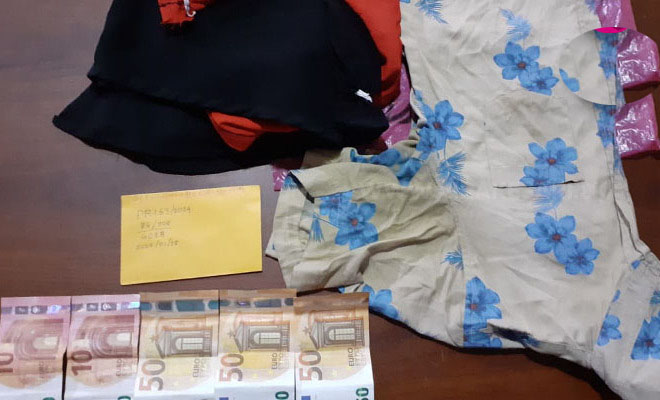 ஜேர்மன் பிரஜையின் கைப்பையை திருடியகுற்றச்சாட்டில் இருவர் கைது