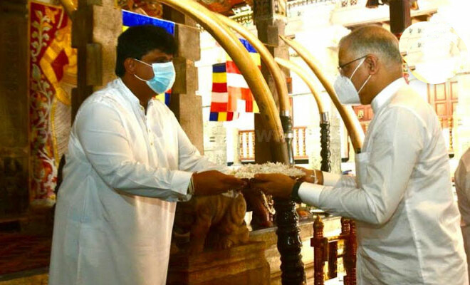 தலதாமாளிகைக்கு சென்று வழிபாடுகளில் இந்திய உயர்ஸ்தானிகர் சந்தோஷ் ஜா!