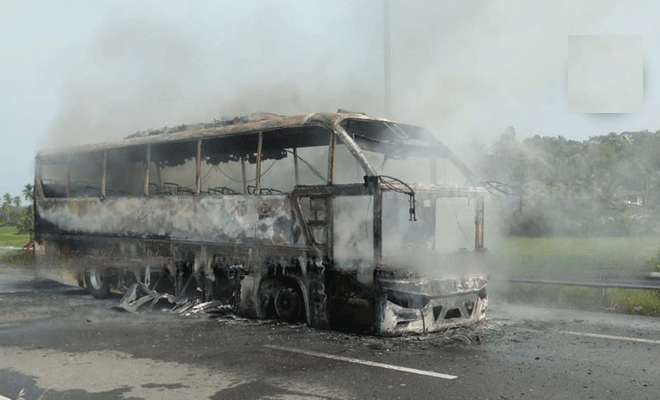 தெற்கு அதிவேக வீதியில் தீப்பிடித்து எரிந்தது தனியார் பயணிகள் பஸ்!