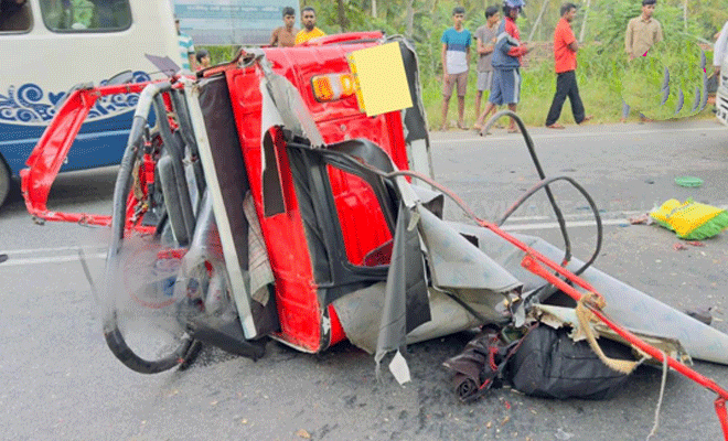 நாரம்மலயில் இடம்பெற்ற முச்சக்கரவண்டி விபத்தில் மூவர் உயிரிழப்பு : ஒருவர் காயம் !