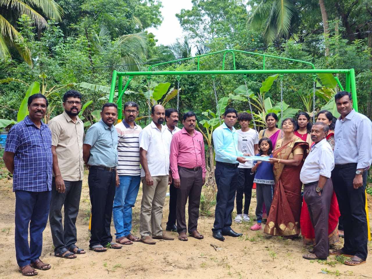 சாவ.நுணாவில் சிறுவர் பூங்காவிற்கு விளையாட்டு உபகரணம் வழங்கல்!