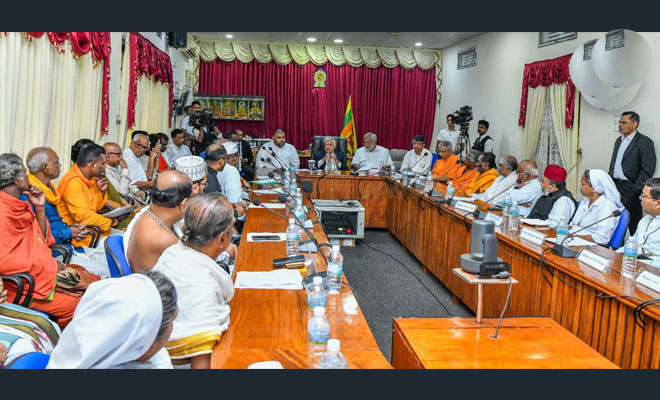 பொருளாதார வளர்ச்சிக்கு மதநல்லிணக்கம் அவசியம் மதத் தலைவர்கள் ஆற்றக்கூடிய பங்கு மகத்தானது! ஜனாதிபதி ரணில் திட்டவட்டம்