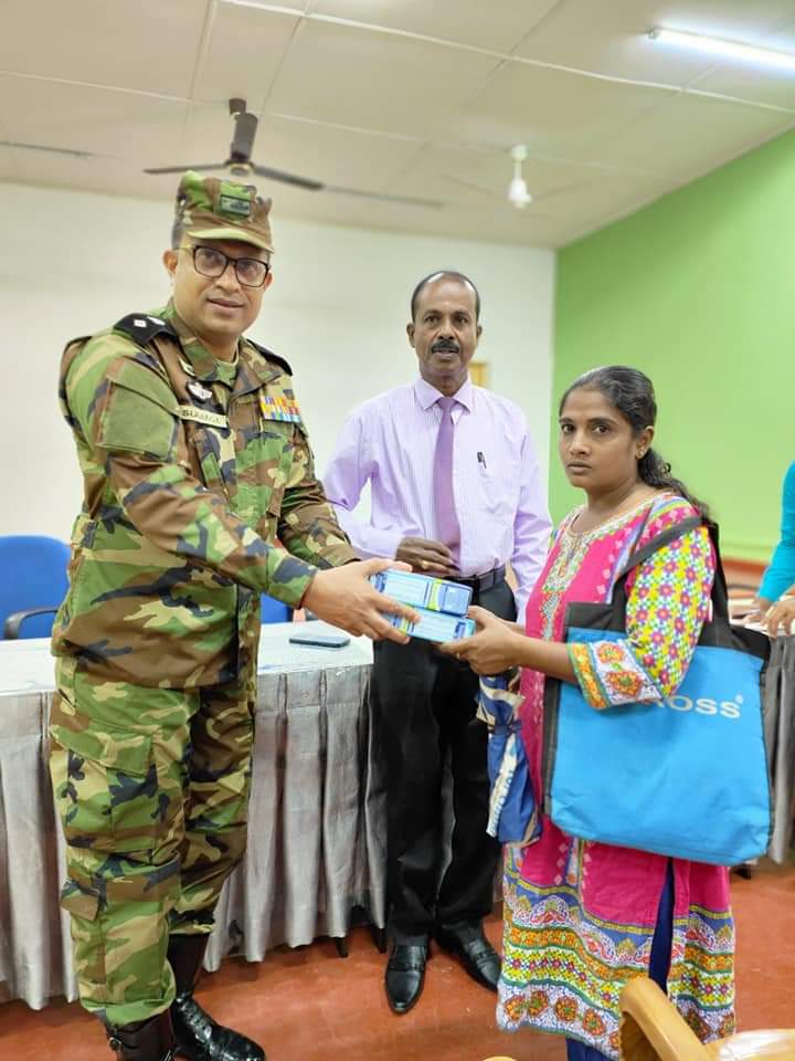 மொறவௌ பிரதேச செயலகத்தில் பால்மா பொதிகள் வழங்கும் நிகழ்வு.