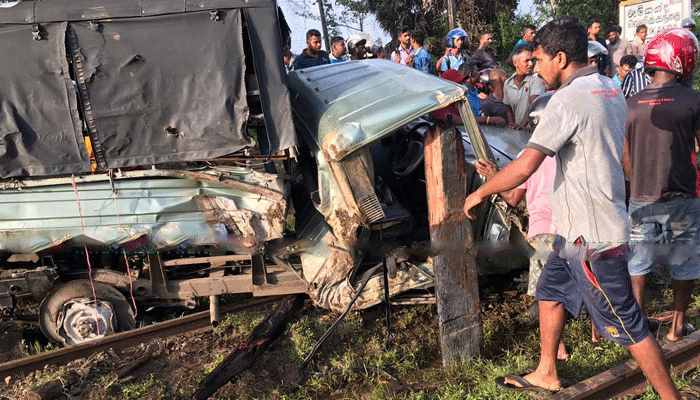 ரயிலால் மோதப்படுவதை தவிர்க்க கெப்பிலிருந்து பாய்ந்தார் நபர்!