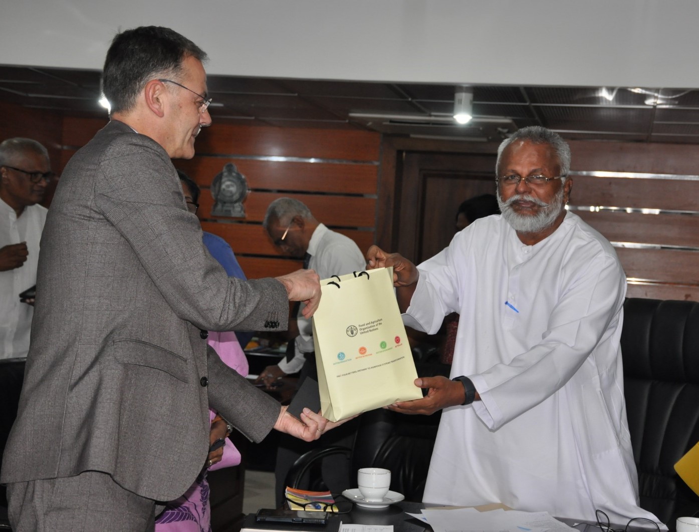 ஒரு மாதத்தில் நாடாளுமன்றத்துக்கு புதிய கடற்றொழில் வரைவு வருமாம்! உலக உணவு மற்றும் விவசாய அமைப்பிடம் டக்ளஸ் உறுதி