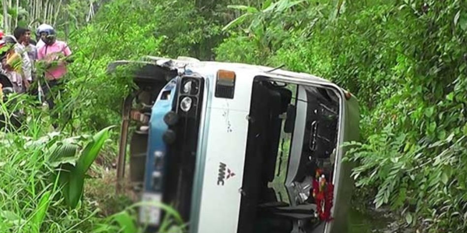 அம்பாறையில் பாடசாலை மாணவர்களை ஏற்றிச் சென்ற பஸ் ஆற்றில் பாய்ந்தது!