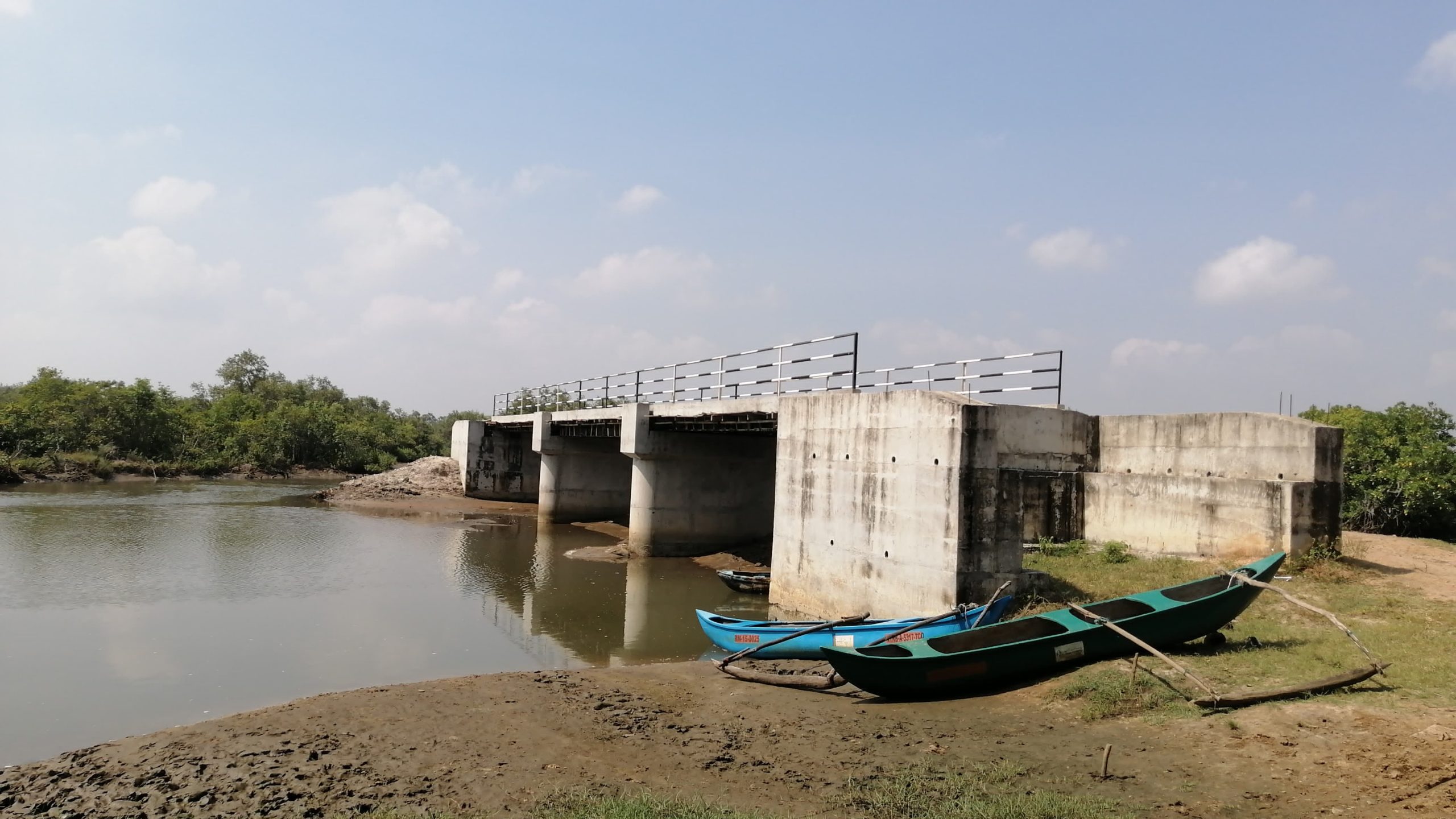 இடை நடுவில் கைவிடப்பட்ட வடசல் பாலம்   போக்குவரத்துச் செய்வதில் பிரச்சினைகள்