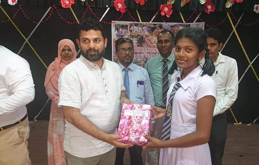 இலவச சீருடை; இலவச புத்தகங்கள் மாணவர்களுக்கு வழங்கி வைத்தல்!