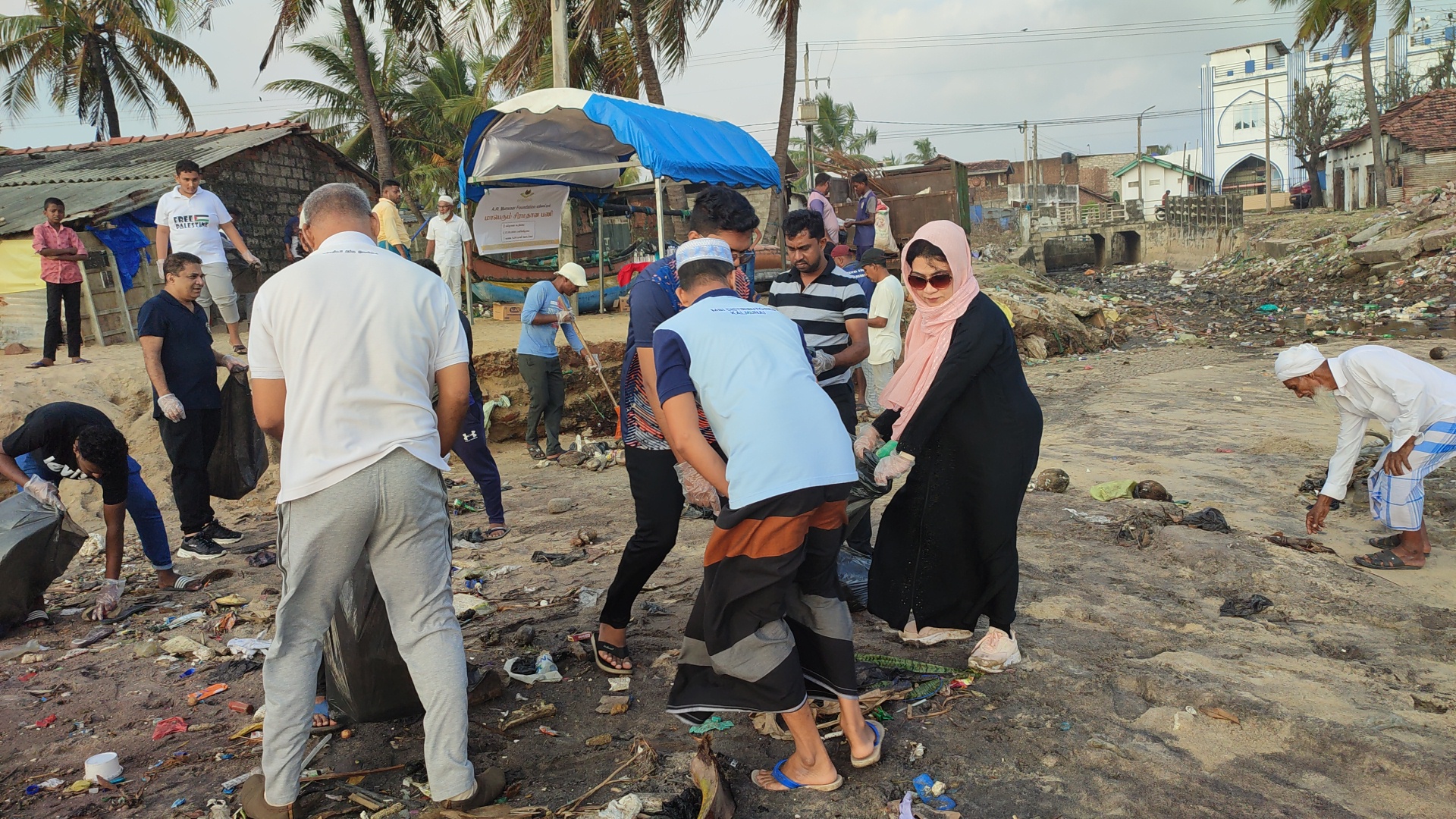 ஏ.ஆர். மன்சூர் பவுண்டேஷனின் ஏற்பாட்டில் மாபெரும் சிரமதானம்