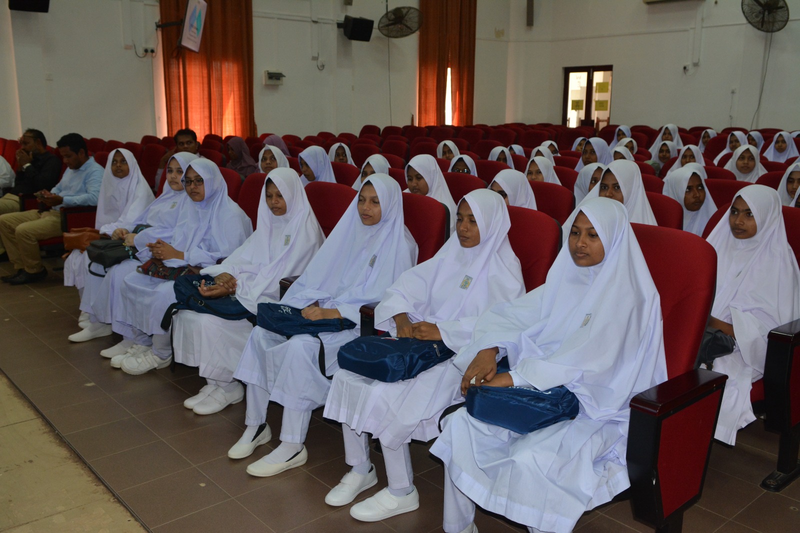 ஒலுவில் அல் ஹம்றா மாணவர்கள் தென்கிழக்கு பல்கலைக்கு விஜயம்!