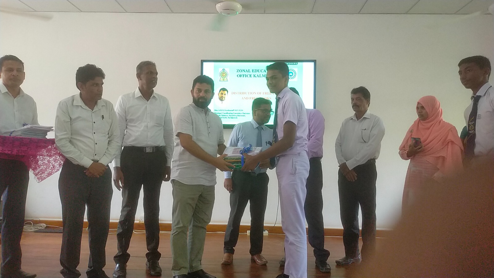 கல்முனை வலயப் பாடசாலைகளுக்கான இலவச சீருடை மற்றும் நூல் விநியோகம்