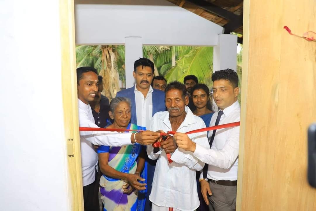 கிழக்கு மாகாண ஆளுநர் வீடுகளை கையளித்தார்!