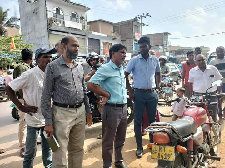 சம்மாந்துறை பிரதேச சபையால் பாதையோர வியாபாரிகளை அகற்றும் பணி முன்னெடுப்பு!