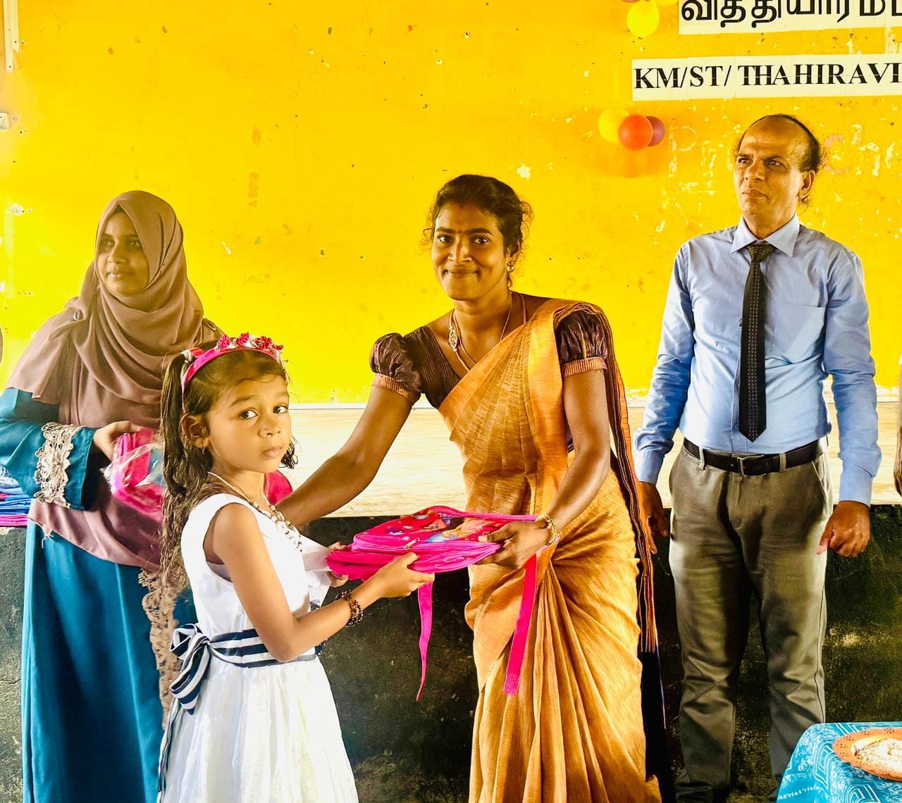 சம்மாந்துறையில் பல்லின மாணவர்கள் கல்வி பயிலும் பாடசாலையில் ஏடு தொடங்கி வைத்தார் எம்.சபீஸ்!