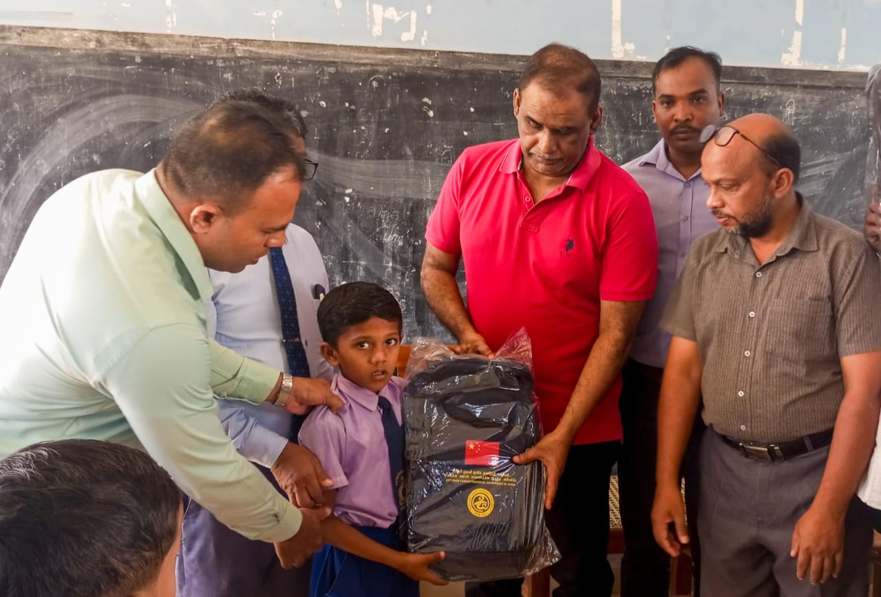 சாய்ந்தமருது எம்.எஸ்.காரியப்பர் வித்திக்கு நாடாளுமன்ற உறுப்பினர் ஹரீஸ் விஜயம்! மாணவர்களுக்கு கற்றல் உபகரணங்களும் கையளிப்பு