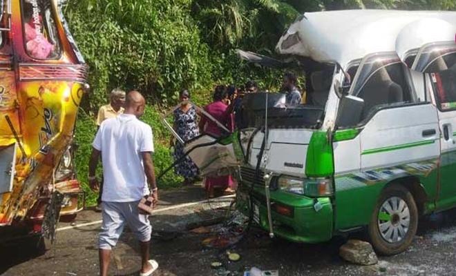 சிவனொளிபாத மலை யாத்திரைக்கு பயணித்த வானும் பஸ்ஸூம் நேருக்குநேர் மோதி விபத்து!  10  பேர் காயம்