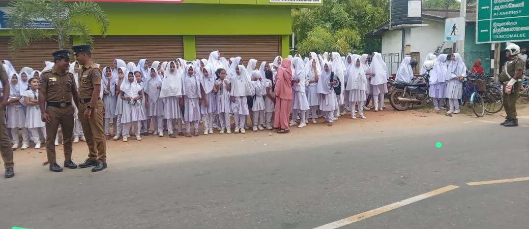 தற்காலிக அதிபரை விலங்குமாறு கோரி கிண்ணியாவில் ஆர்ப்பாட்டம்