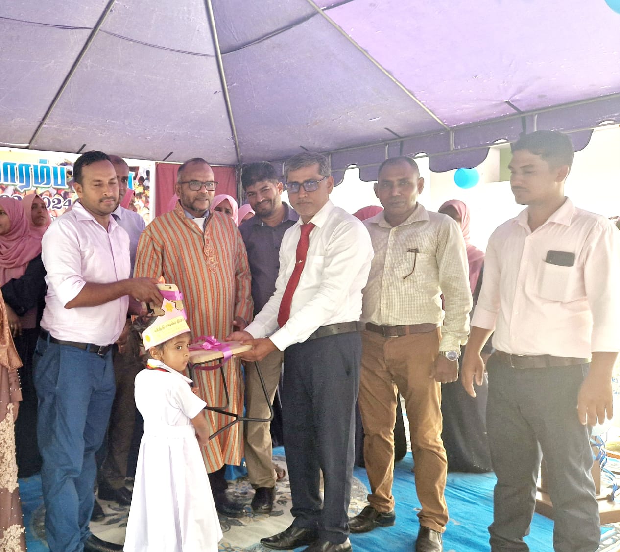 தாருல் உலூம் ஆரம்ப பாடசாலைக்கு  கற்றல் உபகரணங்கள் அன்பளிப்பு