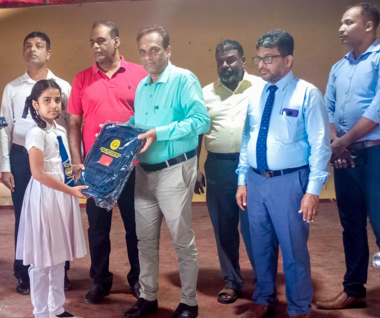 நற்பிட்டிமுனை லாபீர் வித்தியாலயத்திற்கு நாடாளுமன்ற உறுப்பினர் ஹரீஸ் விஜயம்! மாணவர்களுக்கு கற்றல் உபகரணங்களும் கையளிப்பு