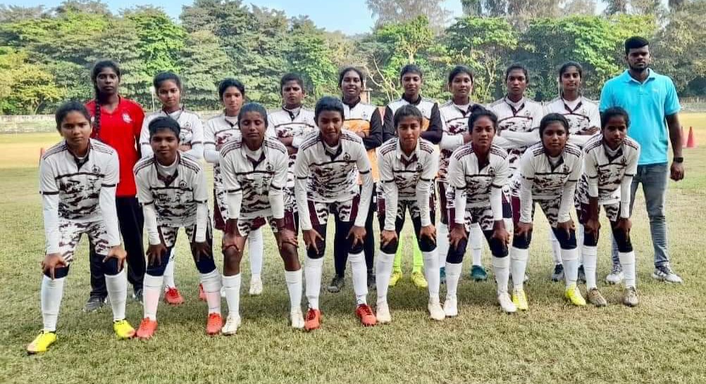 பாடசாலைகளுக்கிடையிலான தேசியமட்ட கால்பந்தாட்ட இறுதிப் போட்டிக்கு தெல்லிப்பழை  மகாஜனா தெரிவு!