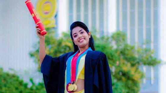 பெண் விரிவுரையாளர் விபத்தில் பரிதாப சாவு!