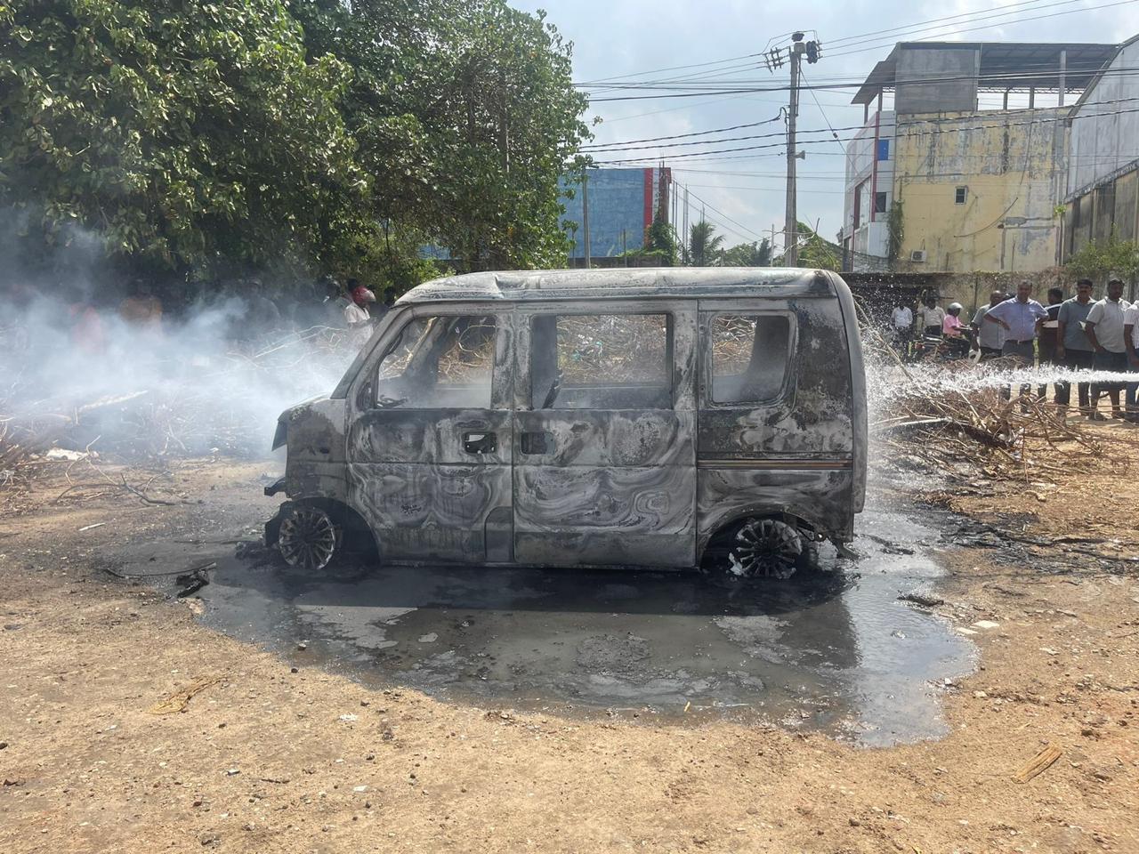 யாழில்; வாகனம் தீக்கிரையானது!