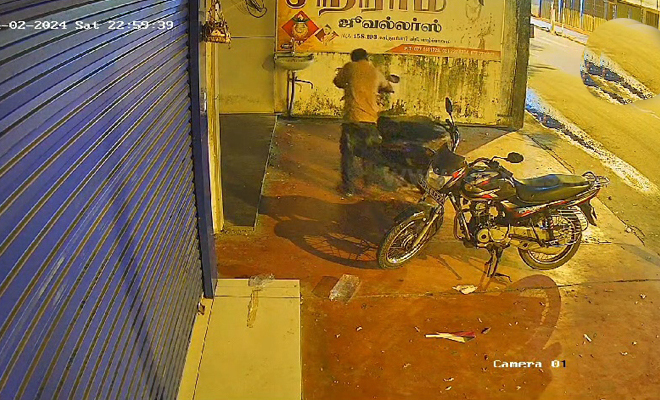 யாழ்ப்பாணத்தில் தீ மூட்டி மோட்டார் சைக்கிள் எரிப்பு!