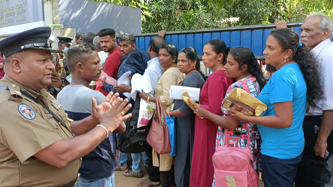 வவுனியா குடிவரவு குடியகல்வுத் திணைக்கள பிராந்திய காரியாலயத்தை மக்கள் முற்றுகை! பலப்படுத்தப்பட்ட பொலிஸாரின் பாதுகாப்பு