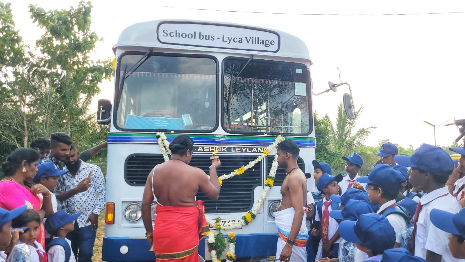 வவுனியா வடக்கு – இராசபுரம் குடியேற்ற மக்களுக்கு லைக்கா ஞானம் அறக்கட்டளையால் பஸ் வழங்கல்!