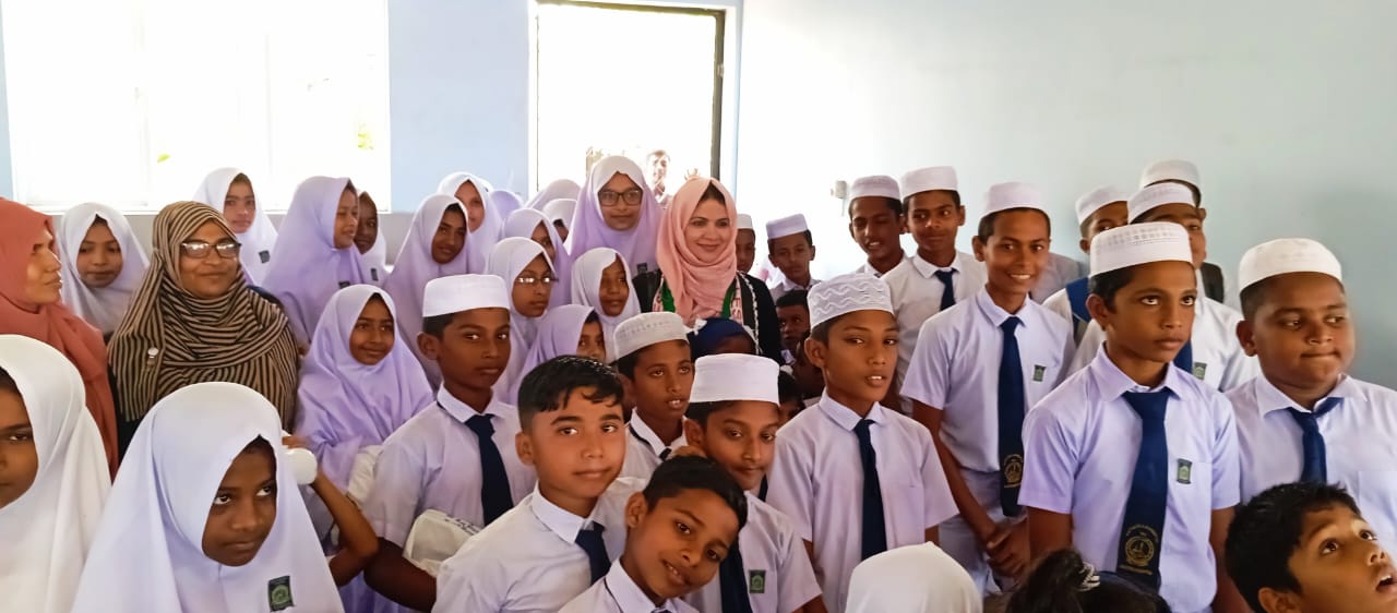 எம்.எஸ். காரியப்பர் மாணவர்களுக்கு   கற்றல் உபகரணங்கள் வழங்கிவைப்பு