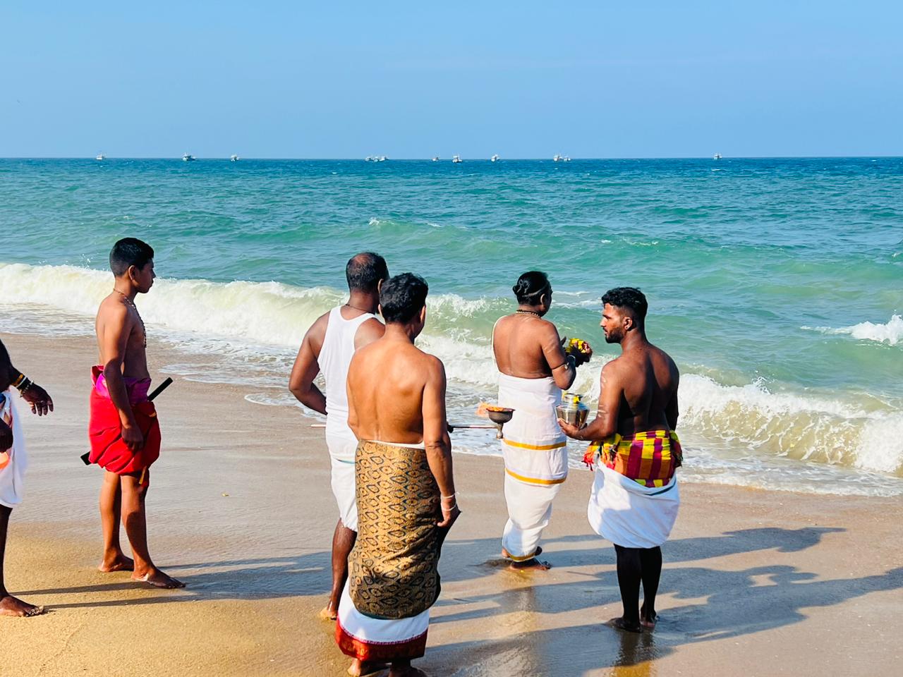 காரைதீவில் சமுத்திரத் தீர்த்தம் எடுத்துவந்து ஆதி சிவன் ஆலயத்தில் சிவலிங்க அபிஷேகம்!