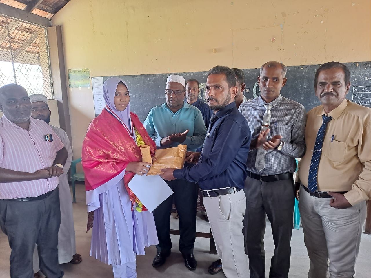 தேசிய போட்டியில் வெற்றி பெற்ற மாணவர்களை கல்வி அதிகாரிகள் பாடசாலை சென்று வாழ்த்தினர்