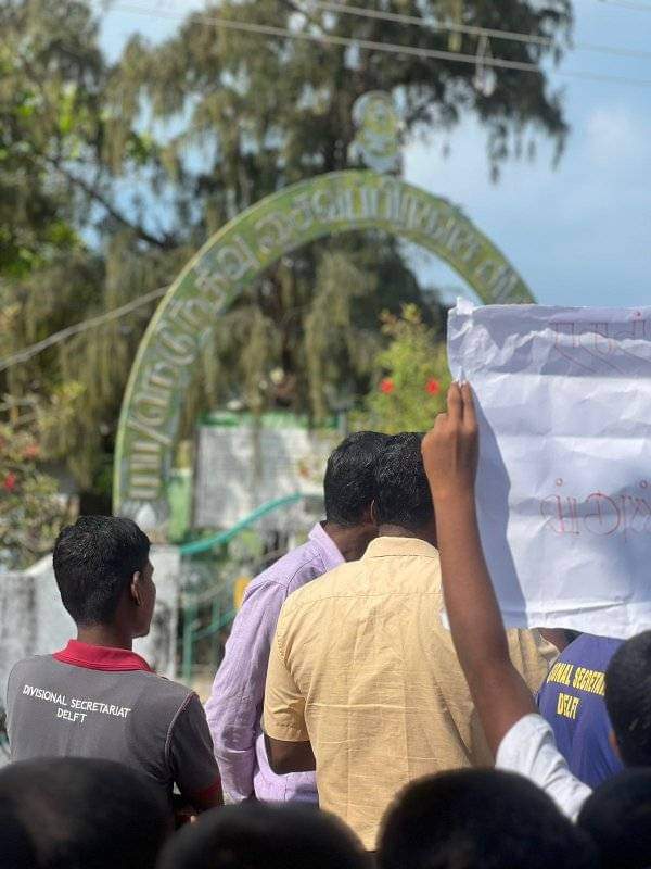 நெடுந்தீவு சைவப்பிரகாச வித்தியாலயத்துக்கு நிரந்தர அதிபரை நியமிக்கக்கோரி போராட்டம்