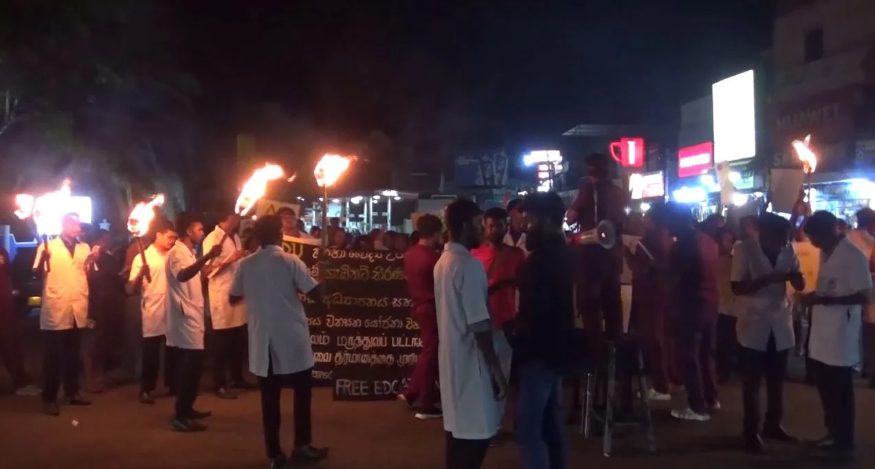 மருத்துவ பீடத்தை நிறுத்த கோரி பல்கலைக்கழக மாணவர்கள் ஆர்ப்பாட்டம்